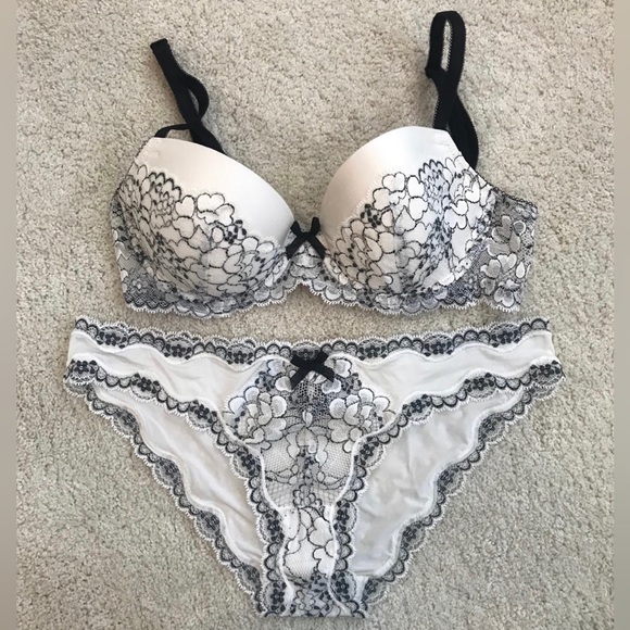 Victoria’s Secret Vintage Floral Embroidery Rhinestones Push Up Bra - Picture 3 of 16